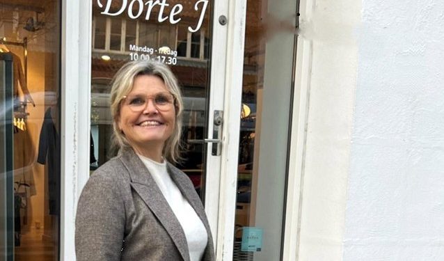 Dorte Johst foran butikken Dorte J i Østergade i Hjørring. Privatfoto