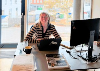Lisa Kristine Kraglund er tilbage bag skrivebordet og scenen i Hjørring. Foto: Vendsyssel Teater.
