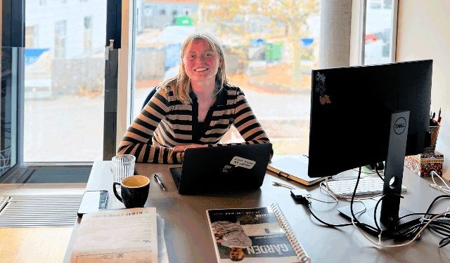Lisa Kristine Kraglund er tilbage bag skrivebordet og scenen i Hjørring. Foto: Vendsyssel Teater.