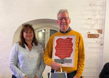 By og Land Danmarks formand Iben Jagd overrækker Bygningskulturprisen 2025 til Søren Thirup. Foto: FBL-Hjørring.