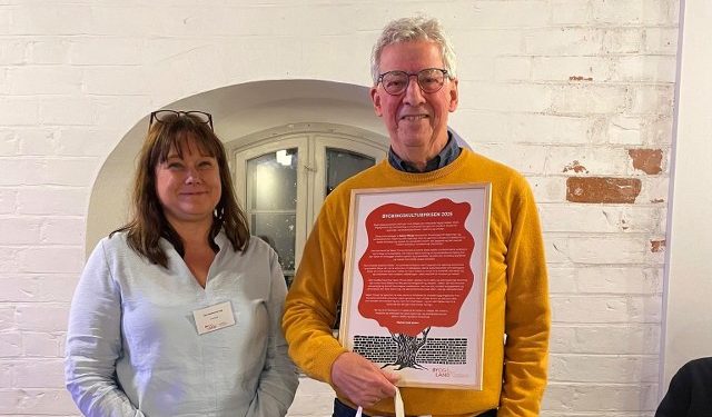 By og Land Danmarks formand Iben Jagd overrækker Bygningskulturprisen 2025 til Søren Thirup. Foto: FBL-Hjørring.
