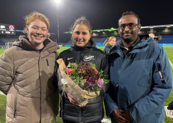 Laura Frank blev inden kampen kåret som oktober måneds spiller i A-ligaen. Her flankeret af TV2s reportere Sofie Munch og Martin Hangaard Kristensen. Foto: Helle Møller Riis.