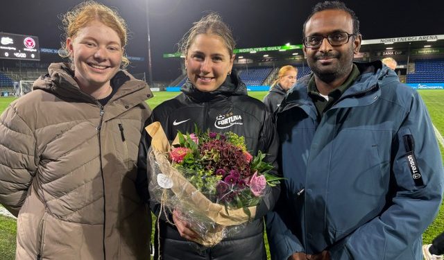 Laura Frank blev inden kampen kåret som oktober måneds spiller i A-ligaen. Her flankeret af TV2s reportere Sofie Munch og Martin Hangaard Kristensen. Foto: Helle Møller Riis.