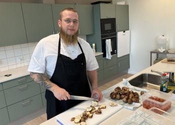 Køkkenleder Emil K. Pedersen elsker at lave god mad til de ældre på Friplejehjemmet Asbjørn i Tornby. Foto: Palle W. Nielsen