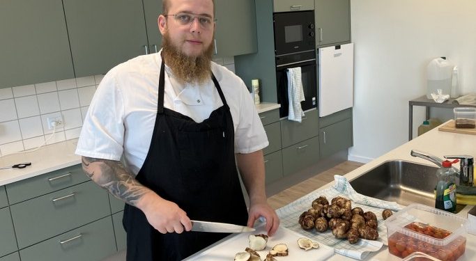Køkkenleder Emil K. Pedersen elsker at lave god mad til de ældre på Friplejehjemmet Asbjørn i Tornby. Foto: Palle W. Nielsen
