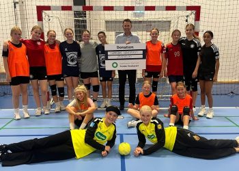 Sparekassen Danmark Fonden Vendsyssel leverede en kærkommen check til Hjørring Håndbold. Foto: Privat.