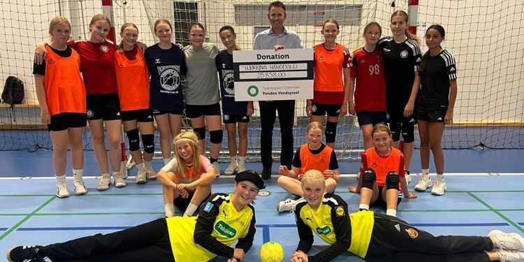 Sparekassen Danmark Fonden Vendsyssel leverede en kærkommen check til Hjørring Håndbold. Foto: Privat.