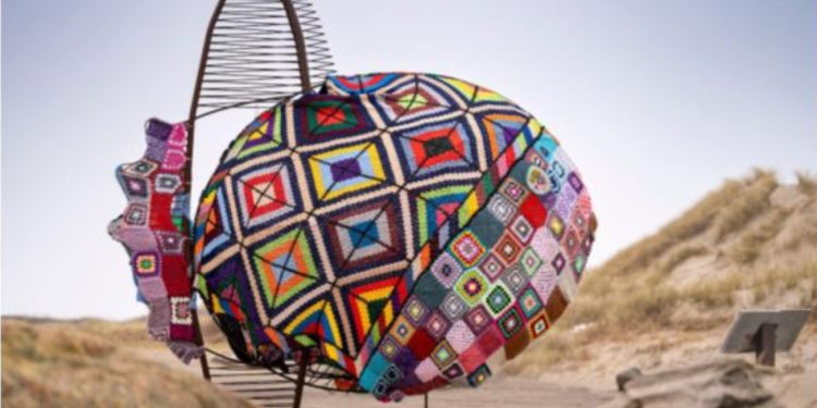 Plastella på parkeringspladsen ved Husmoderstranden. Foto: Privat.