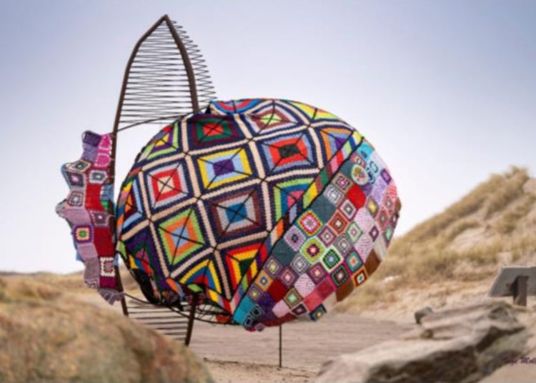 Plastella på parkeringspladsen ved Husmoderstranden. Foto: Privat.