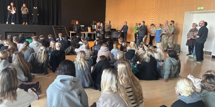 Eleverne på Hjørring Gymnasium fik onsdag d. 19. november mulighed for at møde repræsentanter fra forskellige uniformerede professioner.