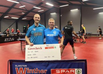 Daniel Christensen fra B75 og købmand René Ejstrup Larsen. Foto: B75.