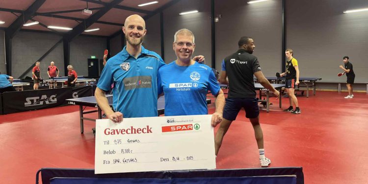 Daniel Christensen fra B75 og købmand René Ejstrup Larsen. Foto: B75.