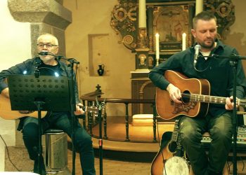 Tidligere biskop Henning Toft Bro og Hans søn Christian Toft Bro i Jelstrup Kirke. Foto: Helge Jensen.