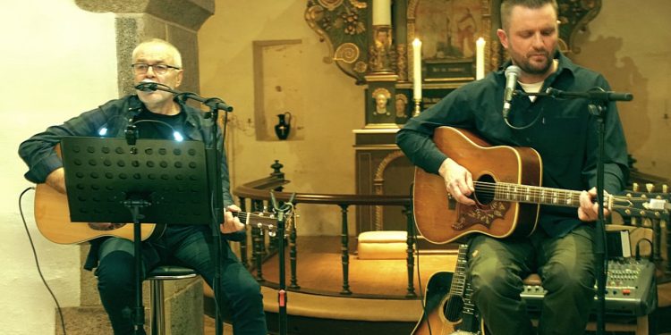 Tidligere biskop Henning Toft Bro og Hans søn Christian Toft Bro i Jelstrup Kirke. Foto: Helge Jensen.