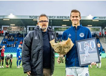 Sportschef Jens Hammer Sørensen og jubilaren Lasse Steffensen. Foto: Vendsyssel FF.