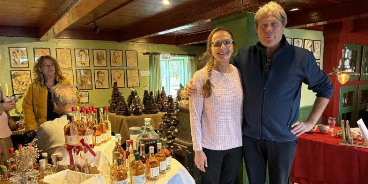 Hanne Kristoffersen og Per Windahl Jensen er parret bag julestuen på Hirtshals Kro. Foto: Niels Skipper.