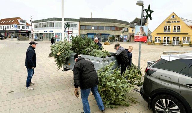 Handelchef Per Martensen (tv) fra Hirtshals Handel & Erhverv sammen med friske frivillige fra Lions på Den Grønne Plads. Foto: Niels Skipper.