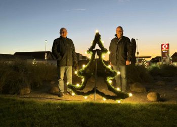 Handelschef Per Martensen i selskab med optiker David Jensen ved de nye, gamle juletræer i Runddelen. Foto: Niels Skipper.