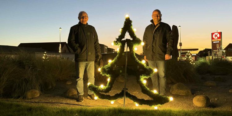 Handelschef Per Martensen i selskab med optiker David Jensen ved de nye, gamle juletræer i Runddelen. Foto: Niels Skipper.