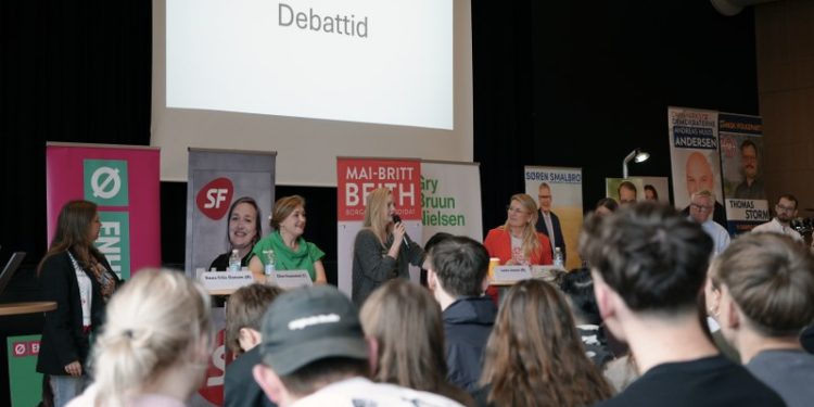 Politikerne præsenterede deres mærkesager og besvarede gymnasieelevernes spørgsmål. Foto: STX.