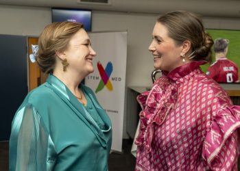 Ellen Raunsmed (SF) ses her i snak med Gry Bruun Nielsen (B) på valgaftenen på Vendelbohus. Mens Det Radikale Venstre sammen med Enhedslisten og Socialdemokratiet har valgt at stå udenfor en aftale, har Ellen Raunsmed  nu trukket SF ind i det politiske maskinrum på rådhuset i Hjørring. Foto: Hans Ravn.