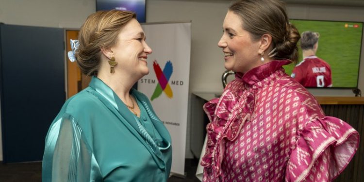 Ellen Raunsmed (SF) ses her i snak med Gry Bruun Nielsen (B) på valgaftenen på Vendelbohus. Mens Det Radikale Venstre sammen med Enhedslisten og Socialdemokratiet har valgt at stå udenfor en aftale, har Ellen Raunsmed  nu trukket SF ind i det politiske maskinrum på rådhuset i Hjørring. Foto: Hans Ravn.
