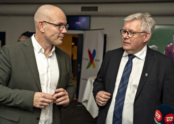 Per Møller fra Det Konservative Folkeparti ses her på valgaftenen til KV25 sammen med borgmester Søren Smalbro fra Venstre. Foto (arkiv)Hans Ravn.