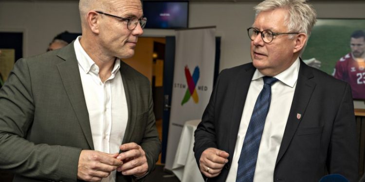 Per Møller fra Det Konservative Folkeparti ses her på valgaftenen til KV25 sammen med borgmester Søren Smalbro fra Venstre. Foto (arkiv)Hans Ravn.