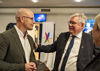 Per Møller fra Det Konservative Folkeparti ses her på valgaftenen til KV25 sammen med borgmester Søren Smalbro fra Venstre. Foto: Hans Ravn.