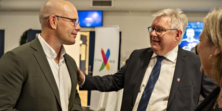 Per Møller fra Det Konservative Folkeparti ses her på valgaftenen til KV25 sammen med borgmester Søren Smalbro fra Venstre. Foto: Hans Ravn.