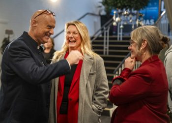Socialdemokraterne Michael Harritslev, Mai-Britt Beith og Chelina Bagger på valgaftenen i foyeren på Vendelbohus. Foto: Hans Ravn.