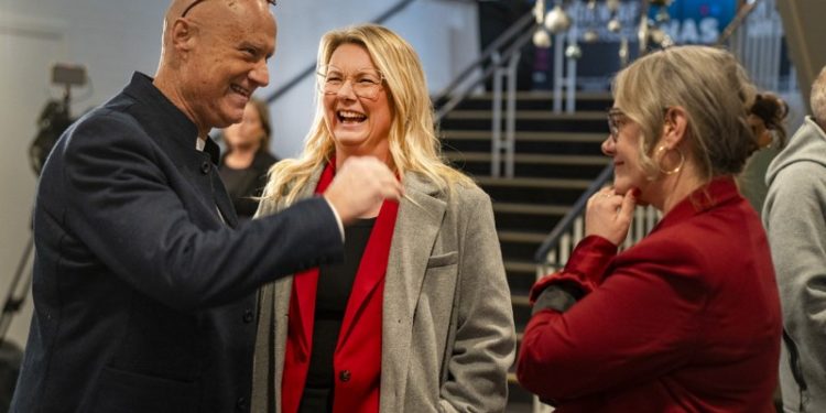 Socialdemokraterne Michael Harritslev, Mai-Britt Beith og Chelina Bagger på valgaftenen i foyeren på Vendelbohus. Foto: Hans Ravn.