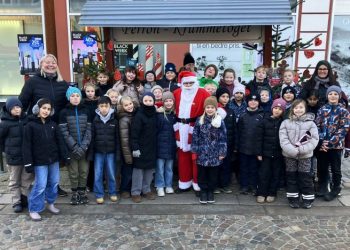 Krumme Julemand og børnene hyggede sig på Springvandspladsen i Hjørring. Foto. Palle W. Nielsen