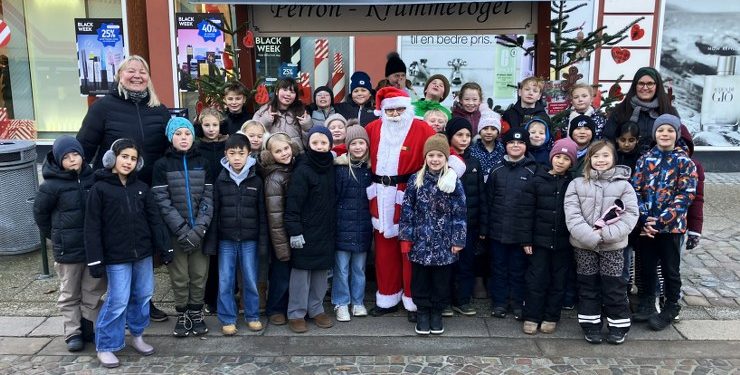 Krumme Julemand og børnene hyggede sig på Springvandspladsen i Hjørring. Foto. Palle W. Nielsen