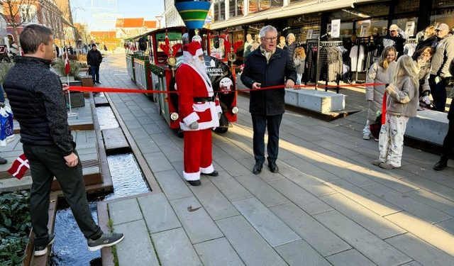 Søren Smalbro klippede lørdag snoren foran Krummetoget i Strømgade. Foto: Niels Skipper.