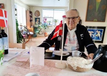 Krumme med fødselsdagsflag og kage. Foto: Elling.