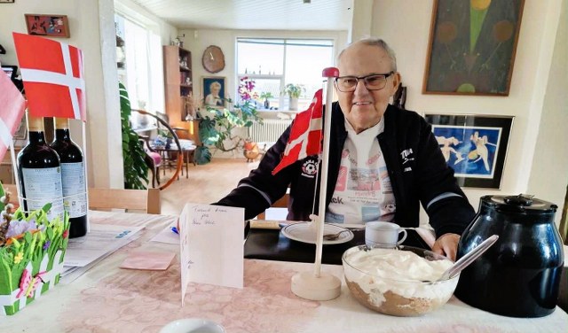 Krumme med fødselsdagsflag og kage. Foto: Elling.