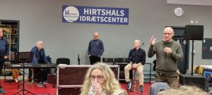 Lars Rokkjær holder tale til jubilæumsfesten. Foto: Jesper Kjærgaard