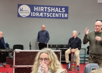 Lars Rokkjær holder tale til jubilæumsfesten. Foto: Jesper Kjærgaard