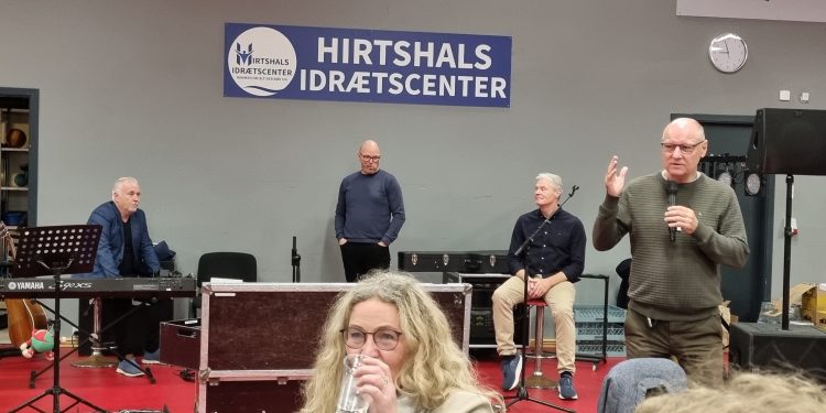 Lars Rokkjær holder tale til jubilæumsfesten. Foto: Jesper Kjærgaard