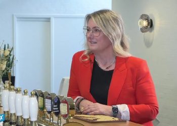 Borgmesterkandidat Mai-Britt Beith fra Socialdemokratiet ses her i snak med Henrik Ledet fra Skaga FM. Hele samtalen kan ses og høres nedenfor.