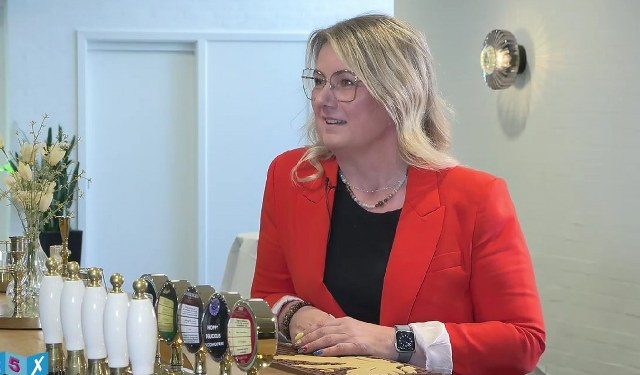 Borgmesterkandidat Mai-Britt Beith fra Socialdemokratiet ses her i snak med Henrik Ledet fra Skaga FM. Hele samtalen kan ses og høres nedenfor.