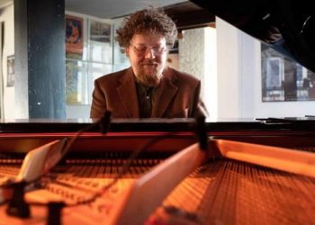 Martin Schach er  indehaver af spillestedet “Termansens”, samt ophavsmand til Ribe jazzfestival, Jazzcamp Ribe og er til daglig lektor på syddansk musikkonservatorium.  Pressefoto