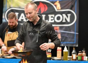 - Vores nøje sammensatte julemenuer kombinerer grill, røg og masser af velsmag, fortæller Martin “Myggen” Mygdam. Arkivfoto