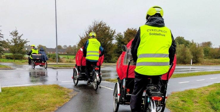 Hver tirsdag uanset vind og vejr cykler et hold frivillige med de ældre fra Soldalhus.