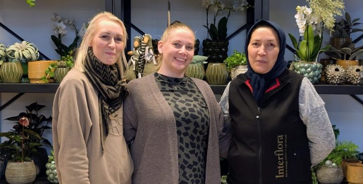 Maiken Rath, Marie Blichfeldt og Sediqeh Afshar glæder sig til at byde indenfor i den nye moderne blomsterbutik.