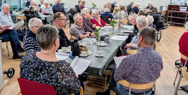 Der var fuldt hus til den hyggelige sangeftermiddag med Lonnie og Bent.