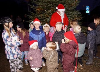 Selv om der kom flere børn på tovet, da skumringen faldt på, havde julemanden heldigvis slikposer nok til dem alle. Foto: Helge Jensen.