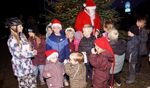 Selv om der kom flere børn på tovet, da skumringen faldt på, havde julemanden heldigvis slikposer nok til dem alle. Foto: Helge Jensen.