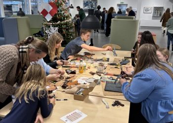 På julemarkedet kan gæsterne deltage i en workshop, hvor elevrådet giver nyt liv til en gammel lædersofa og forvandler den til personlige nøgleringe. Foto: STX.